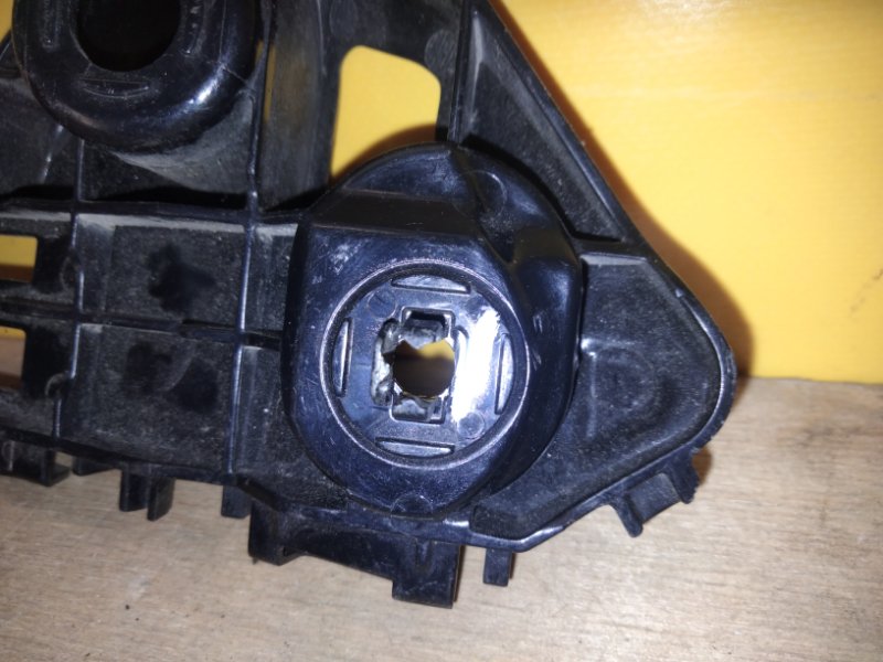 Кронштейн переднего бампера правый CAMRY 70 17-