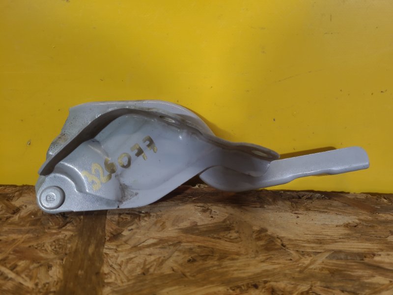 Запчасть петля капота правая HYUNDAI KONA OS 17-23 79120-J9000 Б/У Петля капота правая HYUNDAI KONA OS 17-23 79120-J9000 Б/У