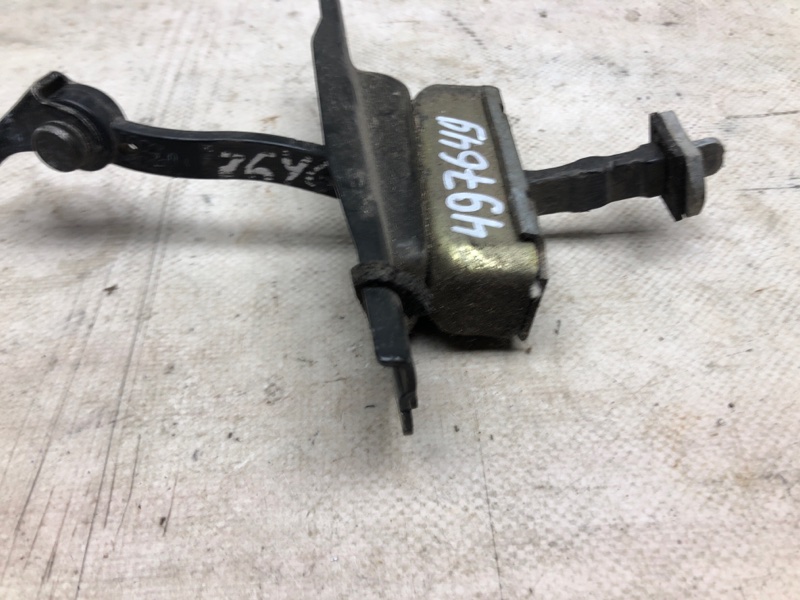 Ограничитель двери задний правый INFINITI M35/M45 04-10 Ограничитель двери задний правый INFINITI M35/M45 04-10