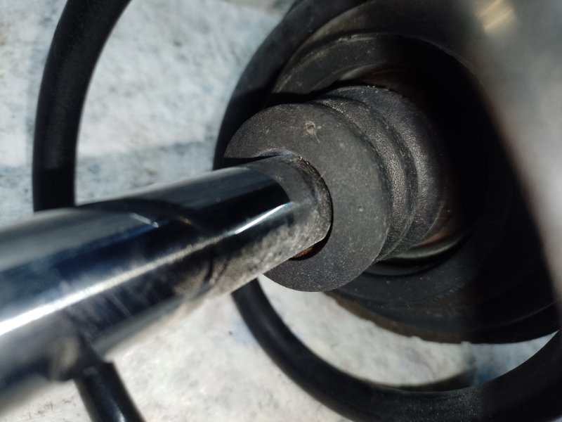 Амортизатор передний левый TOYOTA PRIUS - 30 09-17 1.8 2ZRFXE Амортизатор передний левый TOYOTA PRIUS - 30 09-17 1.8 2ZRFXE