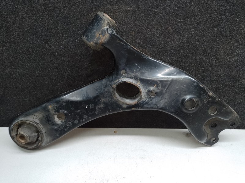 Рычаг передней подвески нижний правый TOYOTA PRIUS - 30 09-17 2013 1.8 2ZRFXE 48068-47050 Б/У