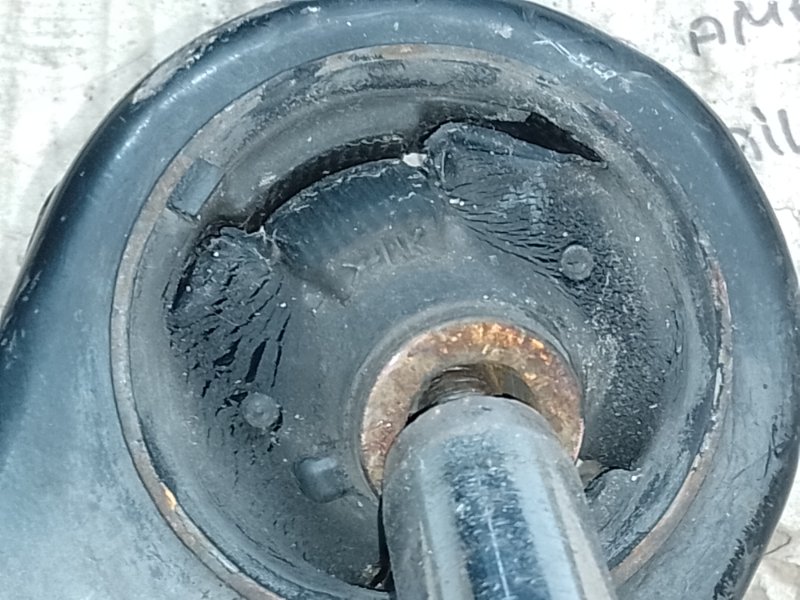 Рычаг передней подвески нижний правый TOYOTA PRIUS - 30 09-17 1.8 2ZRFXE