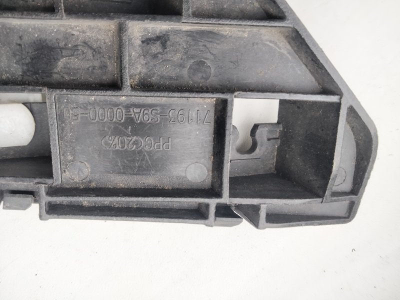 Кронштейн переднего бампера правый CRV 02-06