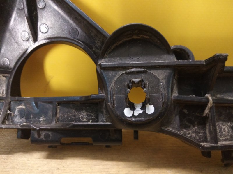 Кронштейн заднего бампера правый RAV4 13-19