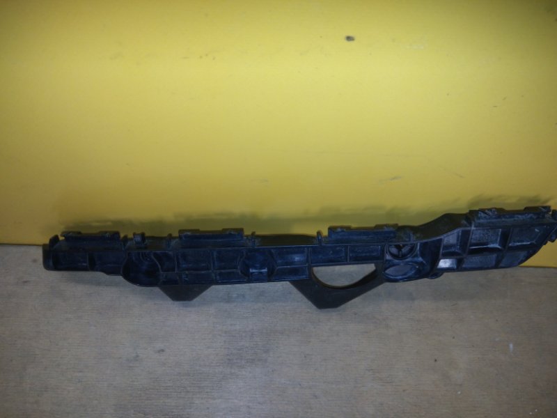 Кронштейн заднего бампера правый RAV4 13-19