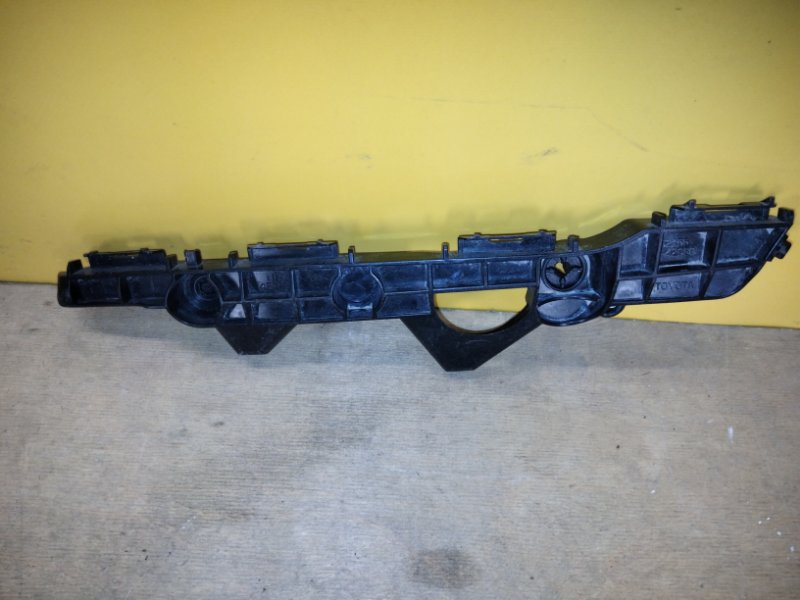 Кронштейн заднего бампера правый RAV4 13-19