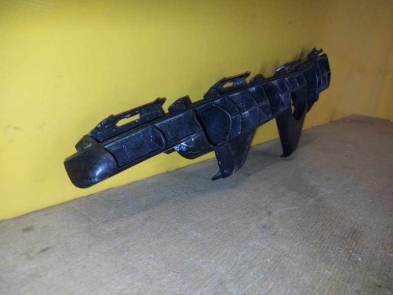 Кронштейн заднего бампера правый RAV4 13-19