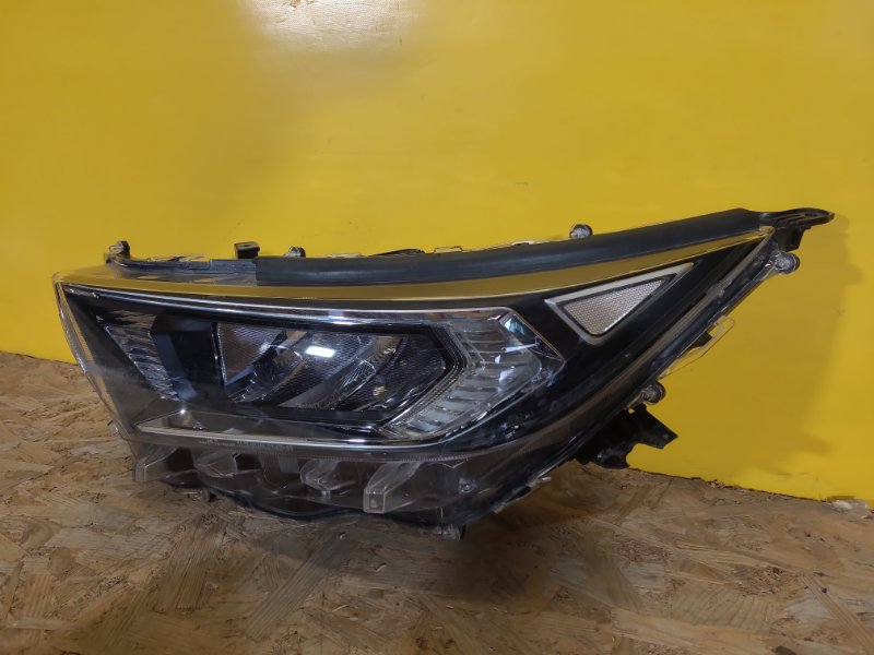 Фара левая RAV4 18-
