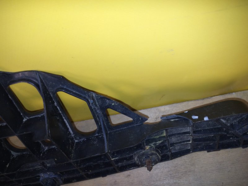 Кронштейн заднего бампера правый PRIUS PLUS 11-14 Кронштейн заднего бампера правый PRIUS PLUS 11-14