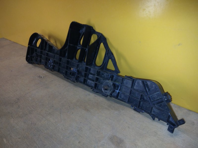 Кронштейн заднего бампера правый PRIUS PLUS 11-14 Кронштейн заднего бампера правый PRIUS PLUS 11-14