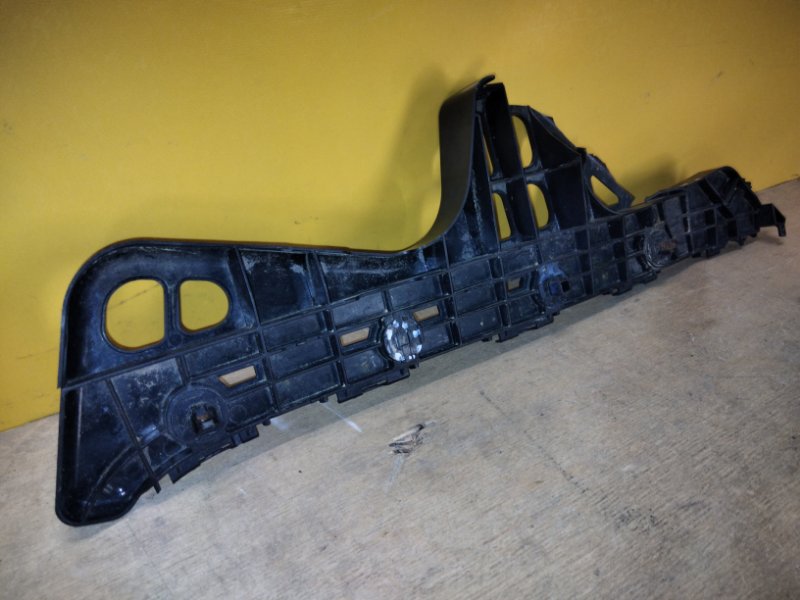 Кронштейн заднего бампера правый PRIUS PLUS 11-14 Кронштейн заднего бампера правый PRIUS PLUS 11-14