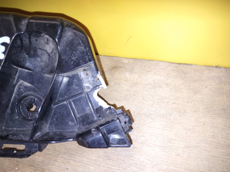 Кронштейн переднего бампера правый TOYOTA RAV4 13-19