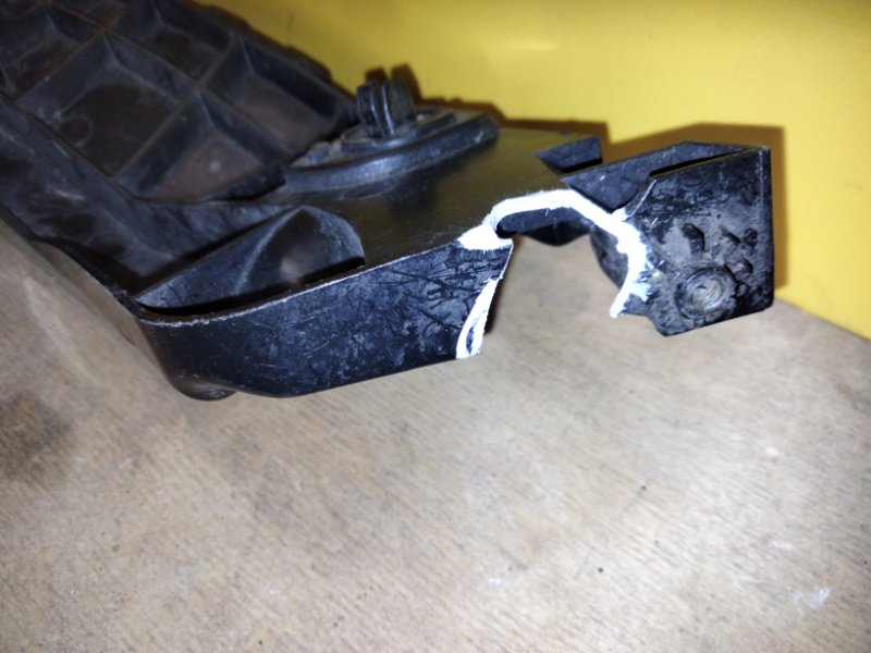 Кронштейн переднего бампера правый RAV4 13-19