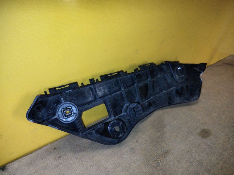 Кронштейн переднего бампера правый RAV4 13-19