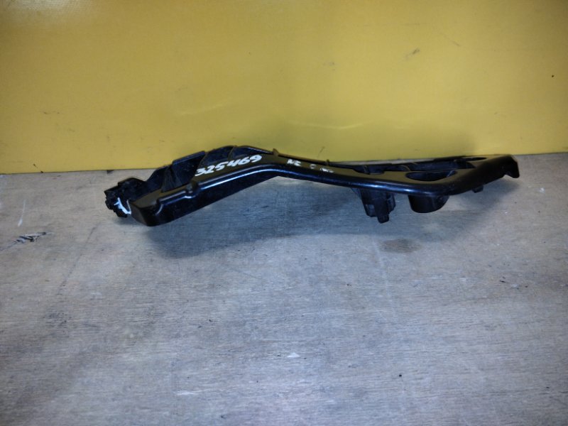 Кронштейн переднего бампера правый RAV4 13-19