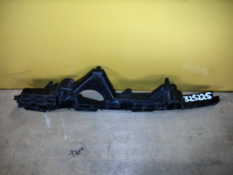 Кронштейн заднего бампера правый RAV4 13-19