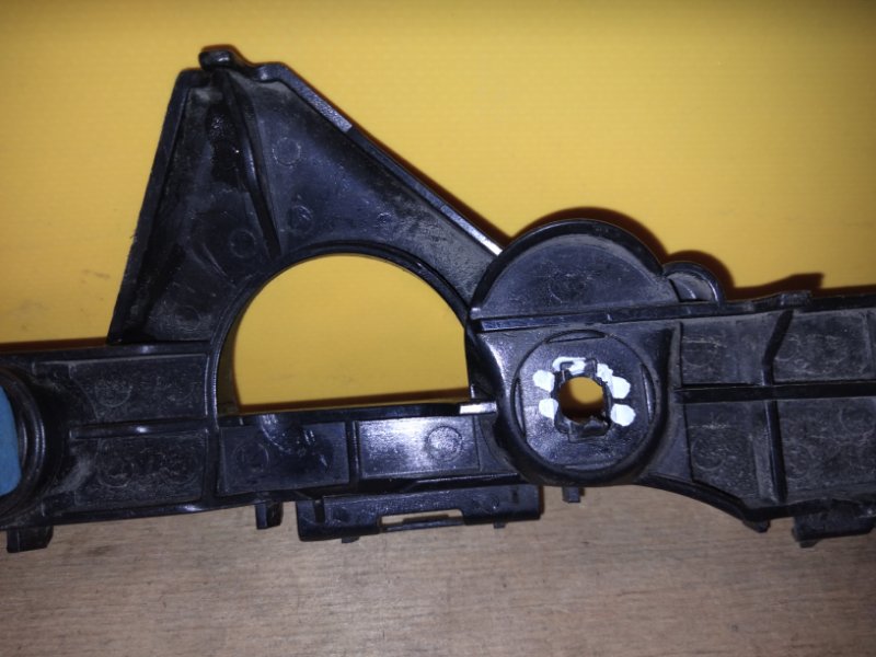 Кронштейн заднего бампера правый RAV4 13-19