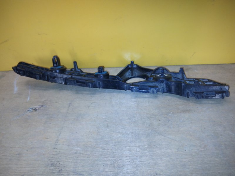 Кронштейн заднего бампера правый RAV4 13-19