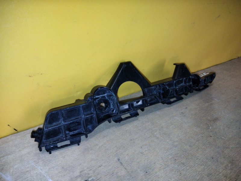 Кронштейн заднего бампера правый RAV4 13-19