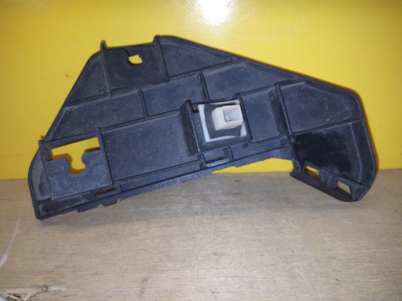 Кронштейн переднего бампера правый CRV 02-06