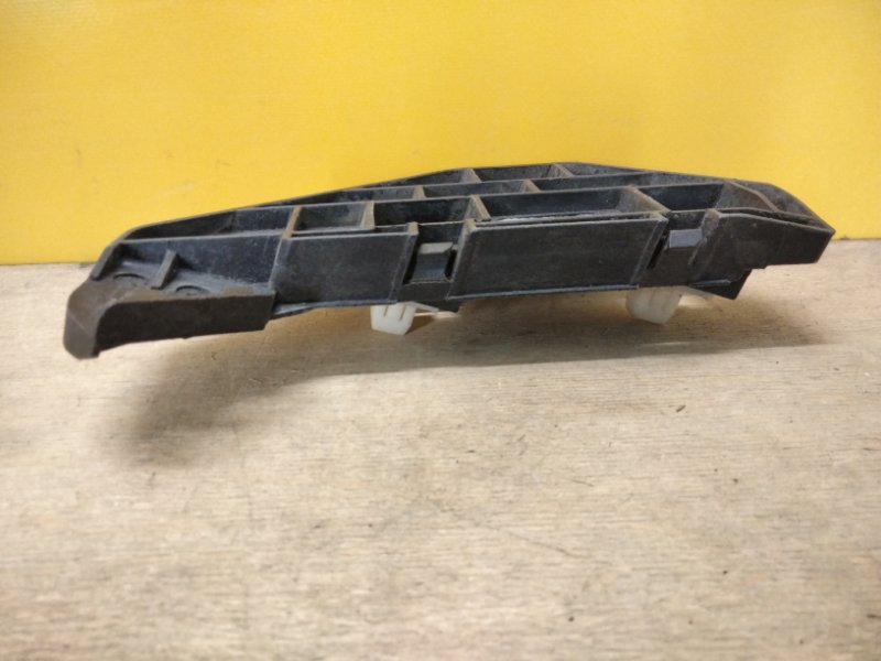 Кронштейн переднего бампера правый CRV 02-06