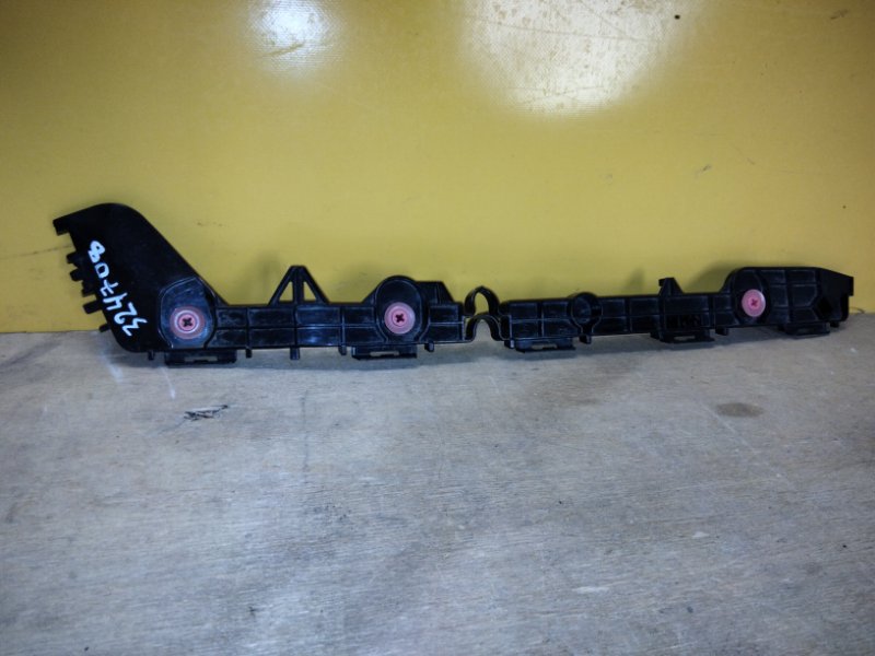 Кронштейн заднего бампера левый TOYOTA PRIUS 16- 5257647040 Б/У