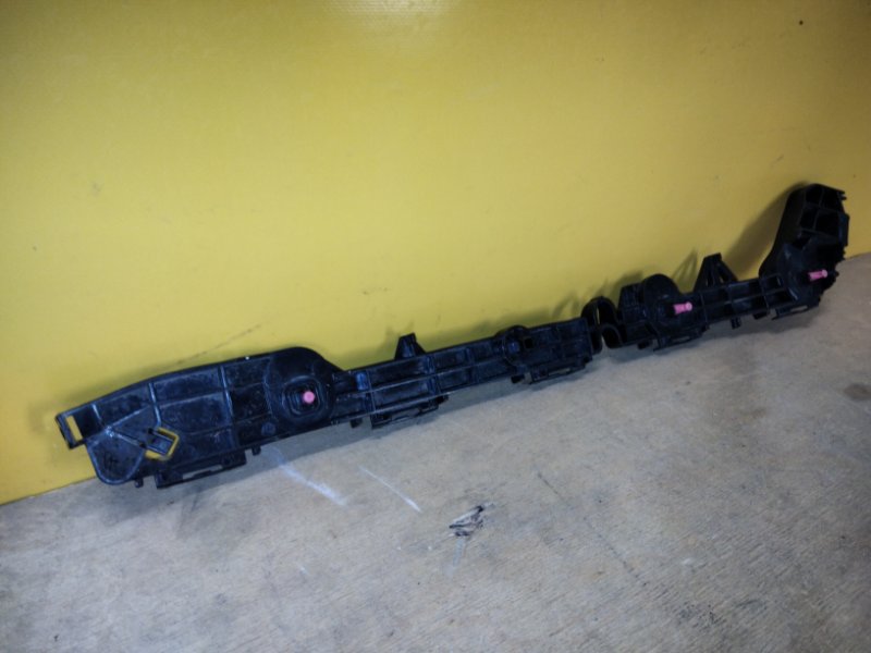 Кронштейн заднего бампера левый PRIUS 16-