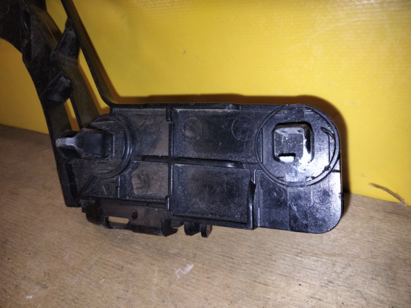 Кронштейн заднего бампера левый LX570 07-15 Кронштейн заднего бампера левый LX570 07-15