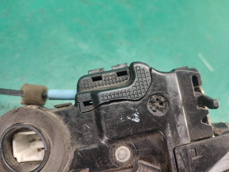 Замок двери задний левый COROLLA 150 06-13