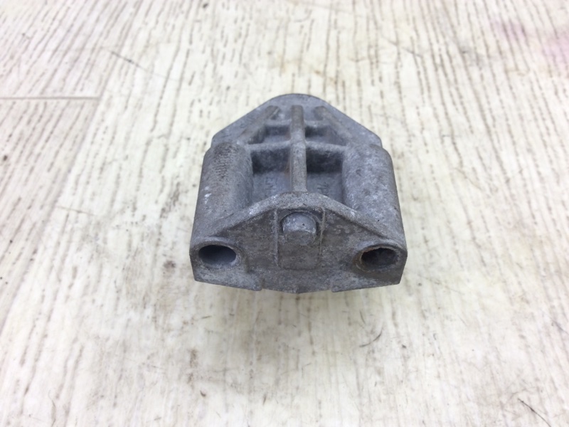 Крепление радиатора CAYENNE 10-18 2011 4.8L