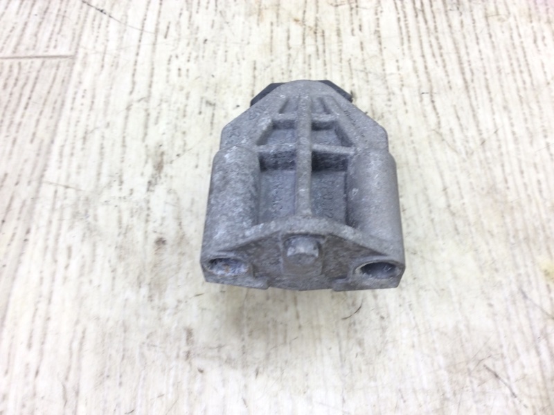 Крепление радиатора CAYENNE 10-18 2011 4.8L