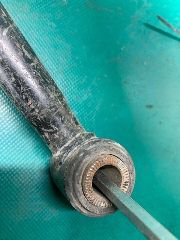 Рычаг задней подвески поперечный левый CAMRY 40 06-11