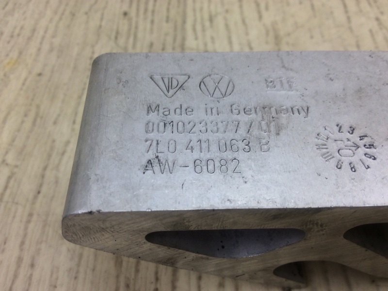 Крепление стабилизатора CAYENNE 10-18 2011 4.8L Крепление стабилизатора CAYENNE 10-18 2011 4.8L