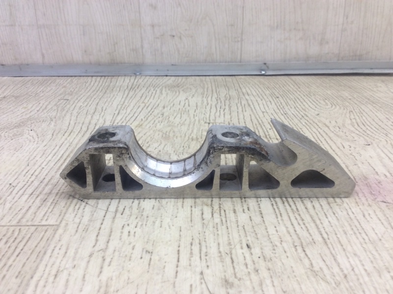 Крепление стабилизатора CAYENNE 10-18 2011 4.8L Крепление стабилизатора CAYENNE 10-18 2011 4.8L