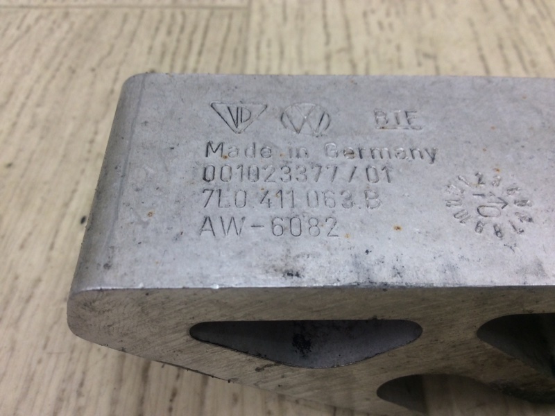 Крепление стабилизатора CAYENNE 10-18 2011 4.8L Крепление стабилизатора CAYENNE 10-18 2011 4.8L