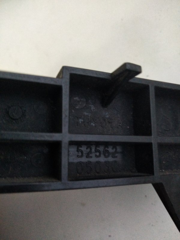 Кронштейн заднего бампера правый AVENSIS 08-18