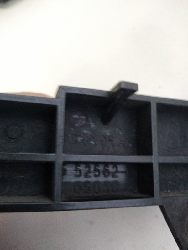 Кронштейн заднего бампера правый AVENSIS 08-18