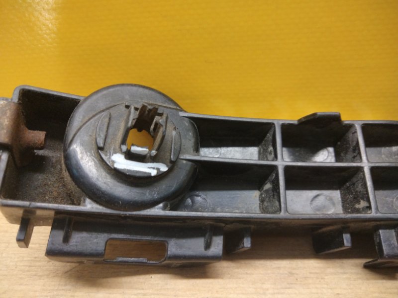 Кронштейн переднего бампера правый AVALON 13-18