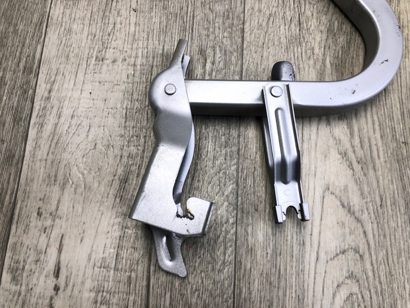 Петля крышки багажника правая FORTE BD 18-21 2019 2.0