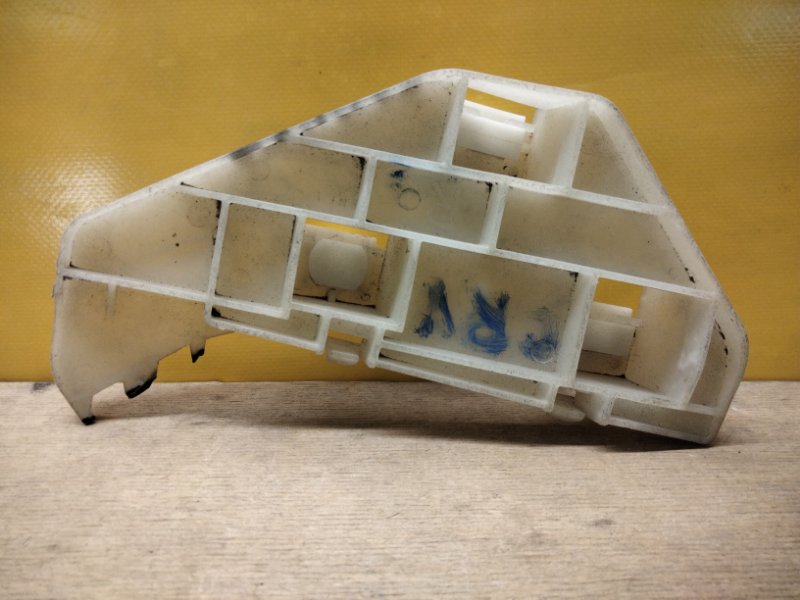 Кронштейн переднего бампера правый HONDA CRV 02-06 71193-S9A-000 Б/У