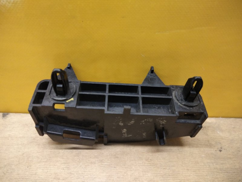 Кронштейн заднего бампера левый TOYOTA AVENSIS 08-18