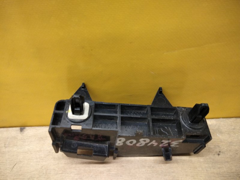 Кронштейн заднего бампера левый AVENSIS 08-18