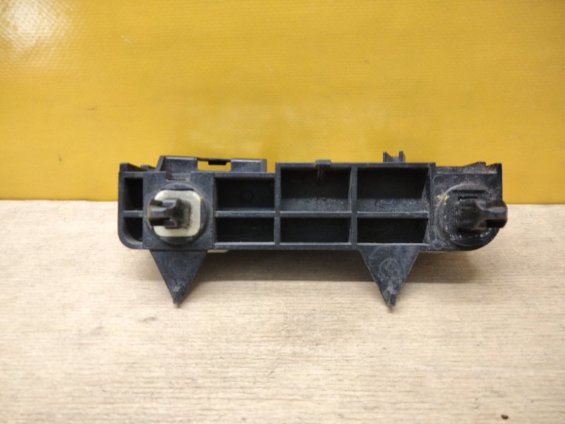 Кронштейн заднего бампера правый TOYOTA AVENSIS 08-18