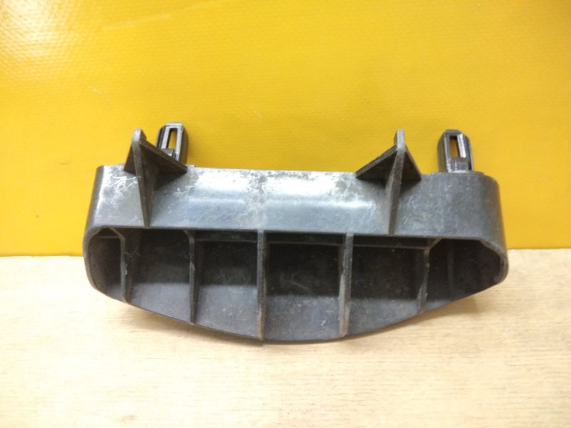 Кронштейн заднего бампера правый AVENSIS 08-18