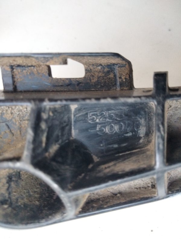 Кронштейн переднего бампера правый IS250/350 05-13