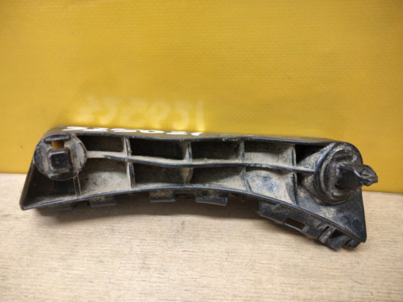 Кронштейн переднего бампера правый LEXUS IS250/350 05-13