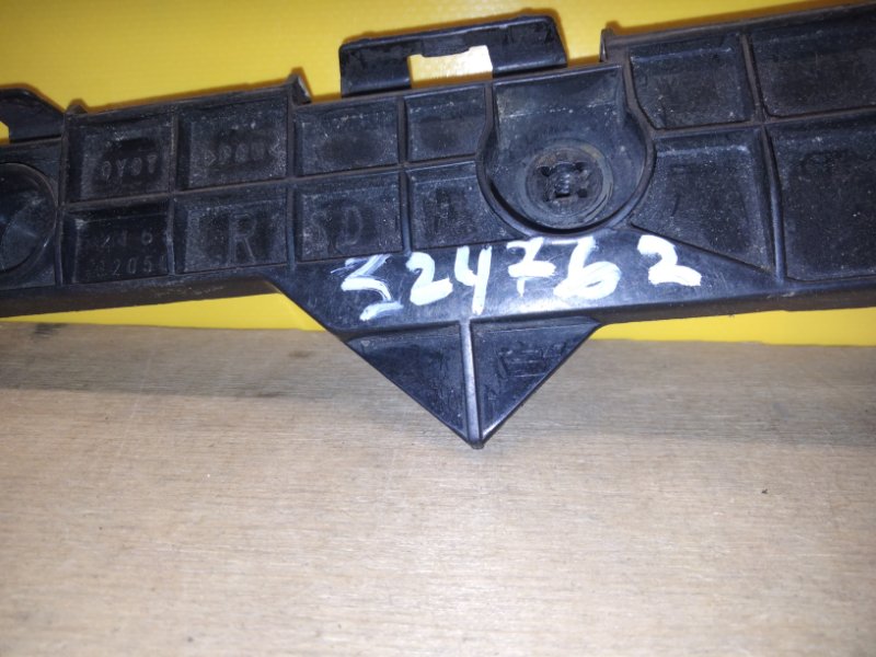 Кронштейн заднего бампера правый COROLLA 150 06-13