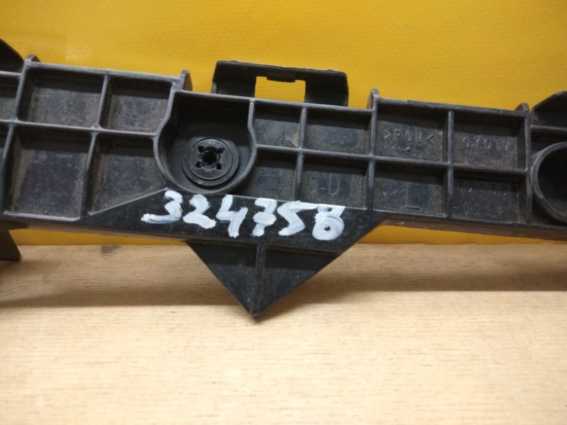 Кронштейн заднего бампера левый COROLLA 150 06-13