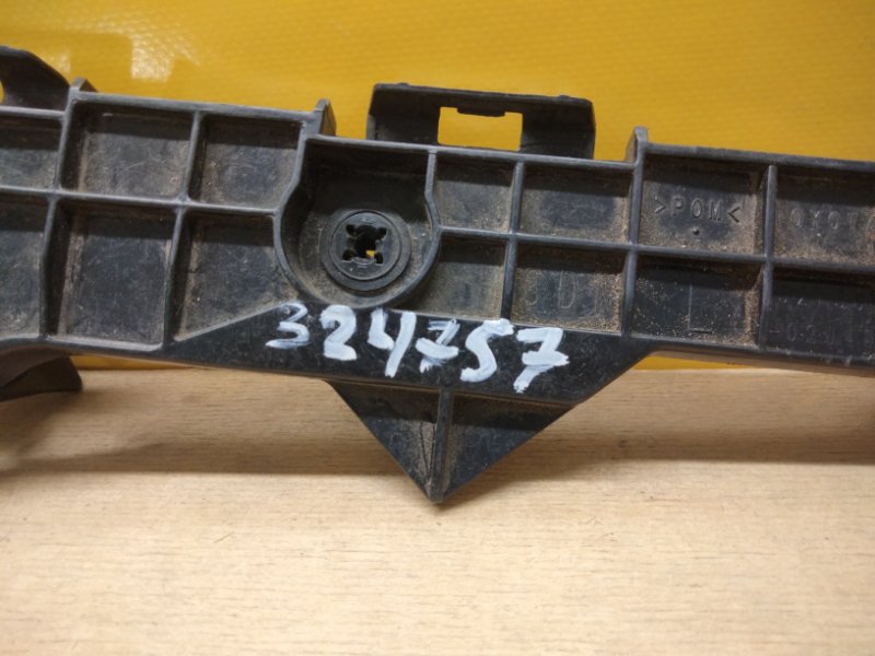 Кронштейн заднего бампера левый COROLLA 150 06-13