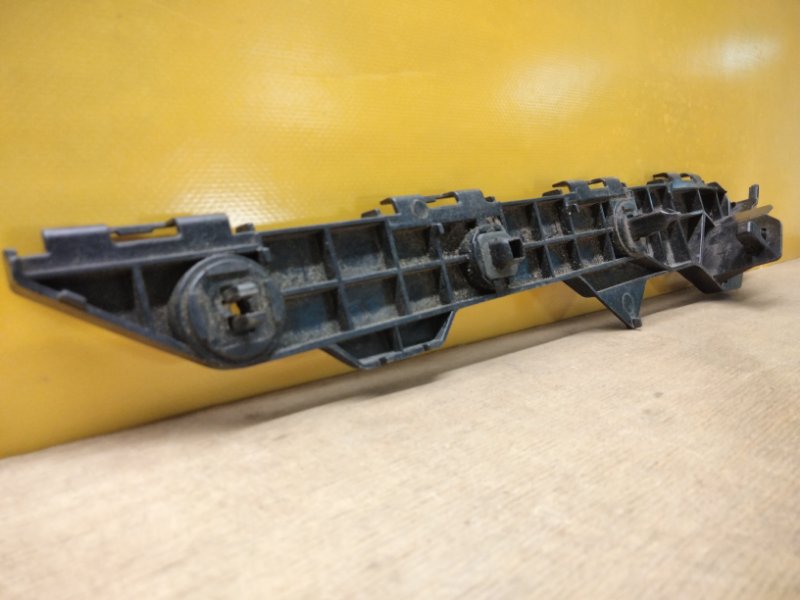 Кронштейн заднего бампера левый COROLLA 150 06-13